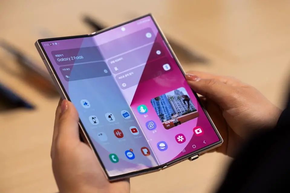 Samsung Galaxy 7 Fold 6 Folded in hand
